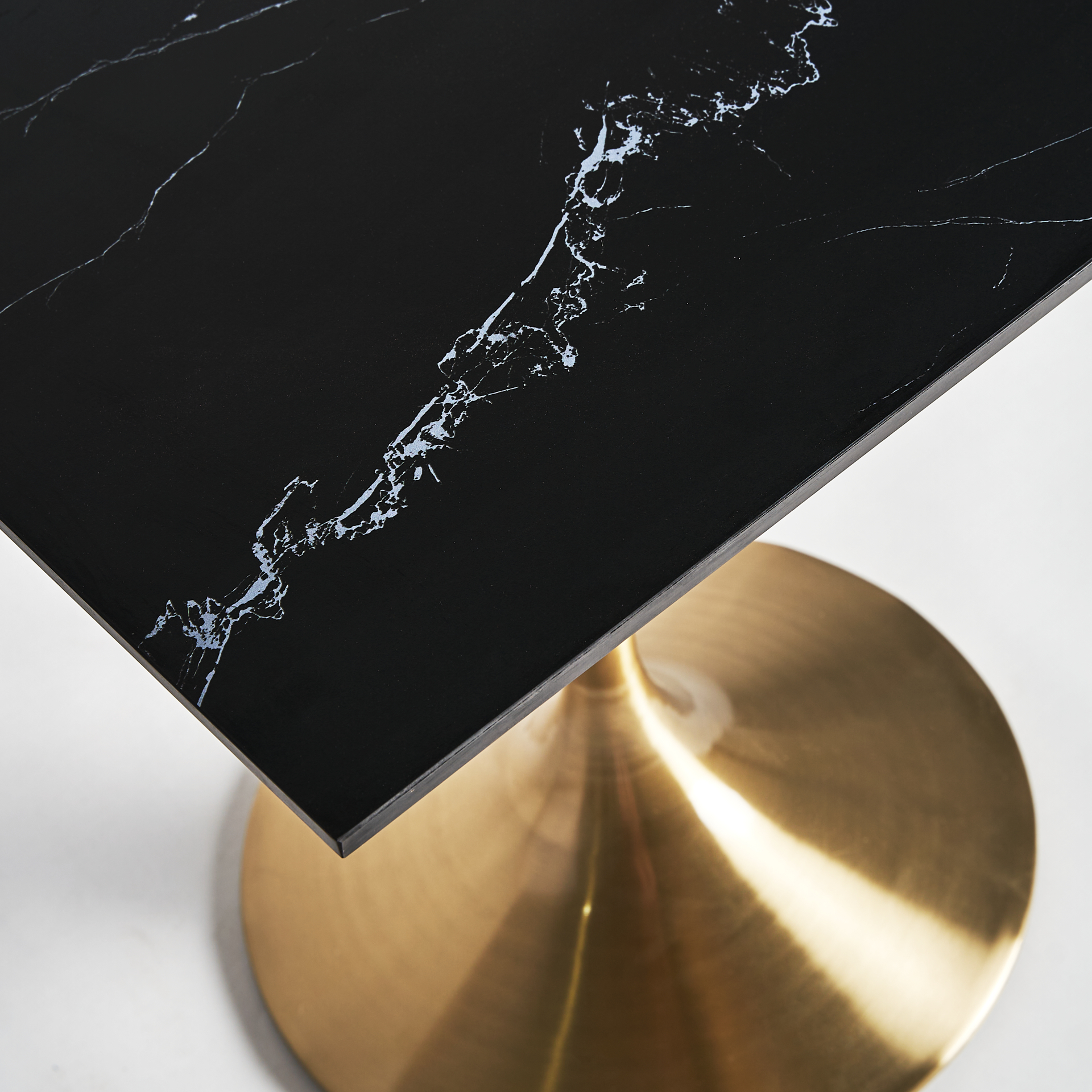 Ulland Dining Table